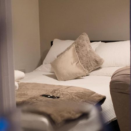1 Bedroom Apartment - The Opal Челтнъм Екстериор снимка