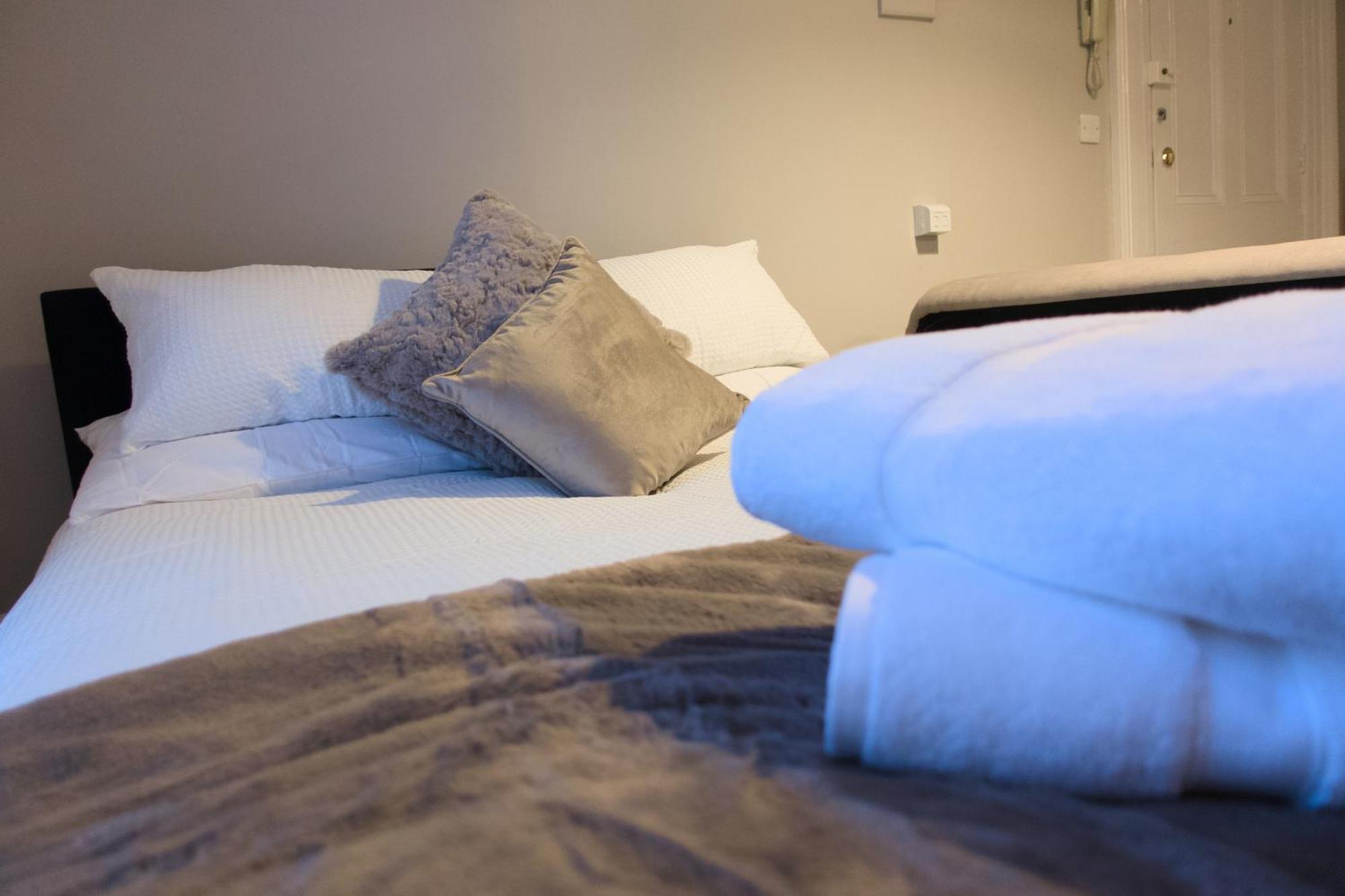 1 Bedroom Apartment - The Opal Челтнъм Екстериор снимка